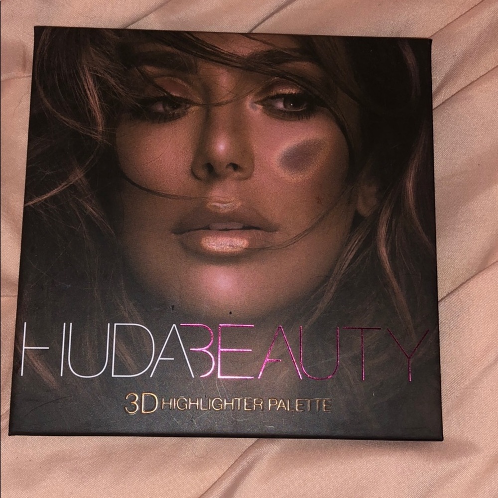 Huda Beauty highlighter palette